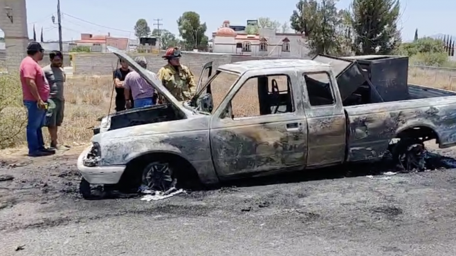 Camioneta se incendia en la carretera San Juan del Río-Xilitla.