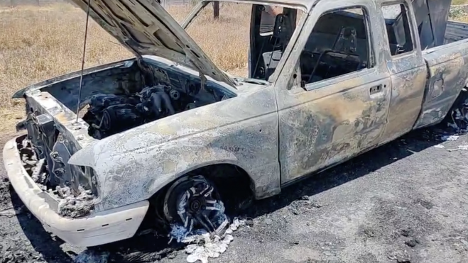 Camioneta se incendia en la carretera San Juan del Río-Xilitla.