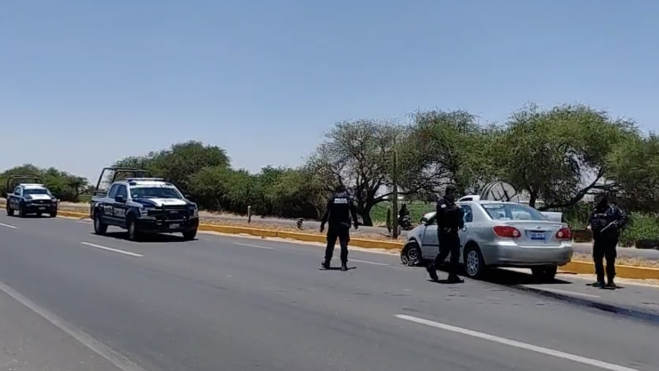 Toyota pierde el control y se impacta contra el camellón en carretera a Ezequiel Montes.