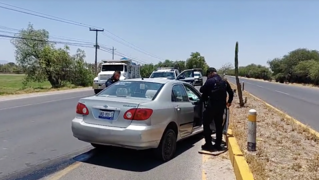 Toyota pierde el control y se impacta contra el camellón en carretera a Ezequiel Montes.