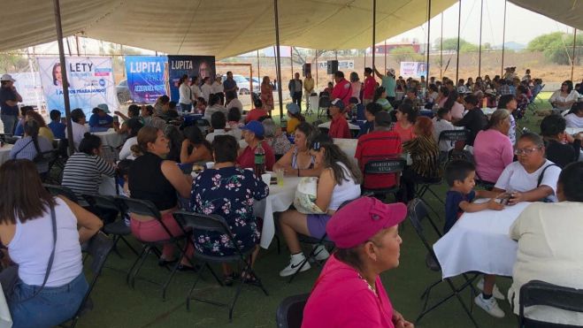 Lupita Pérez presenta propuestas a Mujeres de Ezequiel Montes.