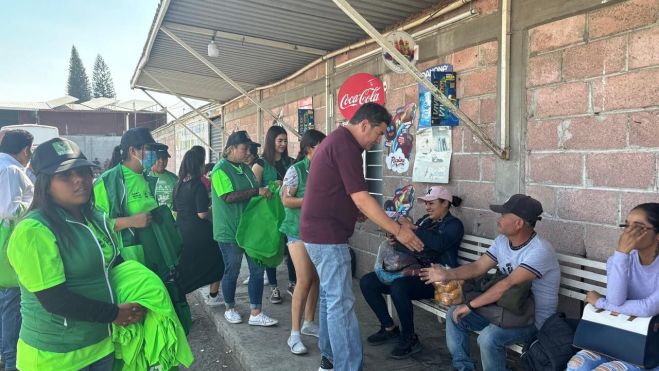 Ricardo Astudillo reitera compromiso con comerciantes de San Juan del Río.