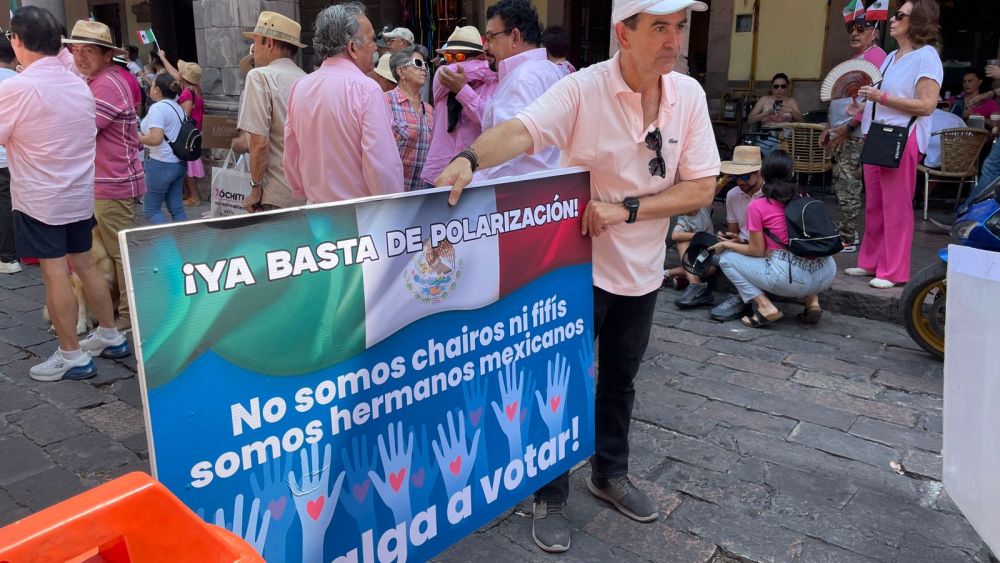 Cientos se Congregaron en Querétaro para la "Marea Rosa" en Apoyo a Xóchitl Gálvez.