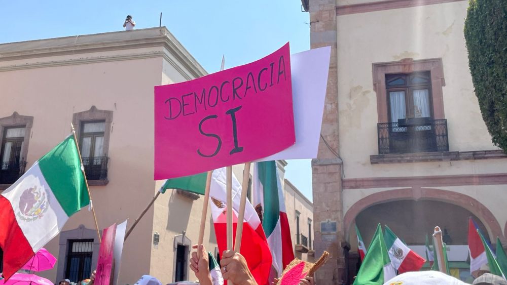 Cientos se Congregaron en Querétaro para la "Marea Rosa" en Apoyo a Xóchitl Gálvez.