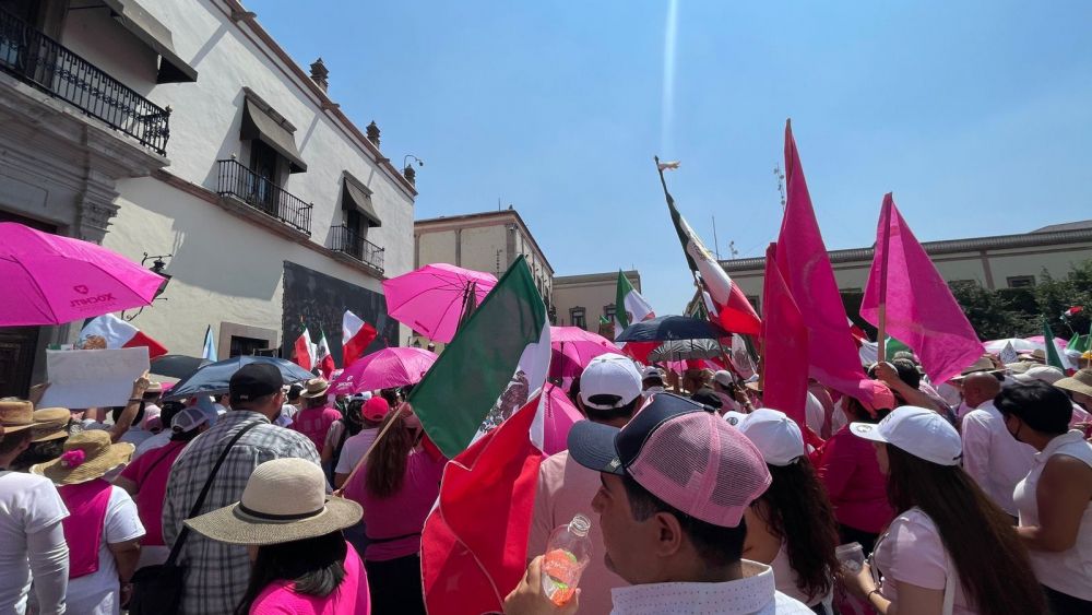 Cientos se Congregaron en Querétaro para la "Marea Rosa" en Apoyo a Xóchitl Gálvez.