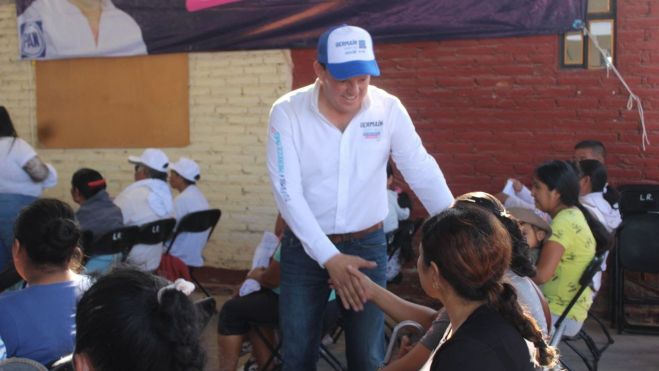 Garfias ofrece apoyo a las comunidades rurales de San Juan del Río.