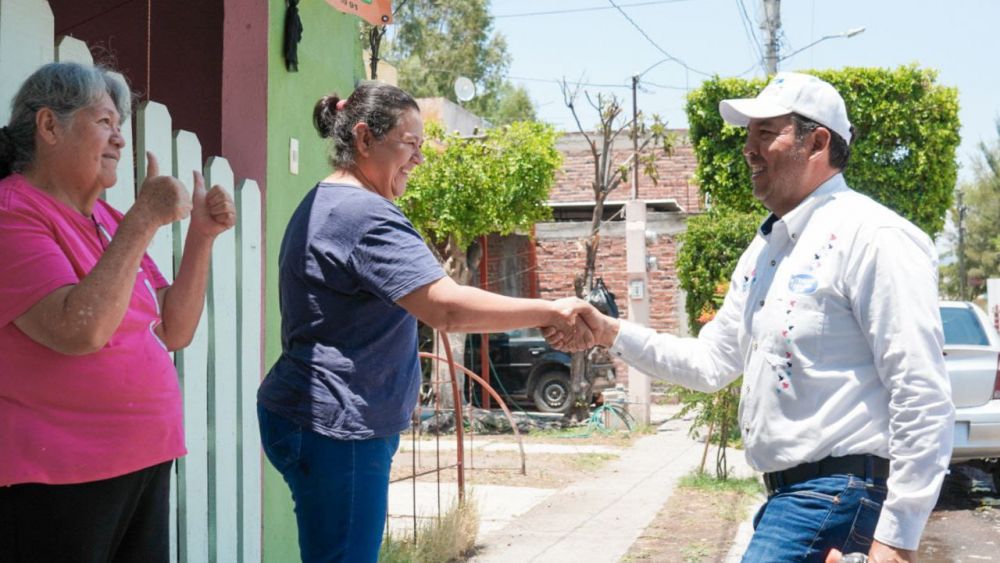 Roberto Cabrera comparte propuestas con habitantes de Praderas del Sol.