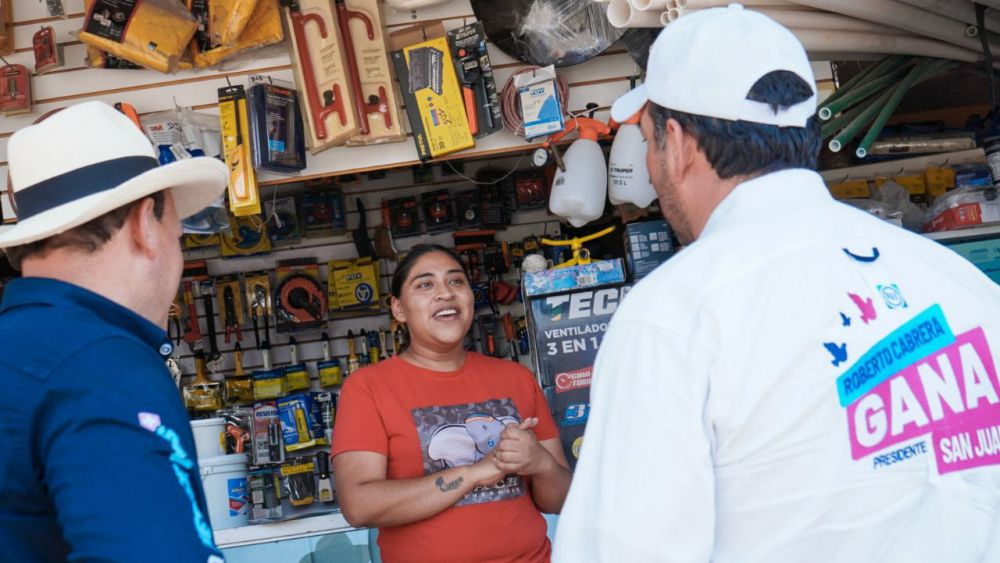 Roberto Cabrera comparte propuestas con habitantes de Praderas del Sol.