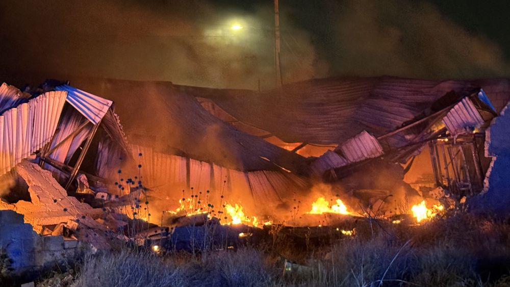Incendio arrasa taller de resina en El Marqués.