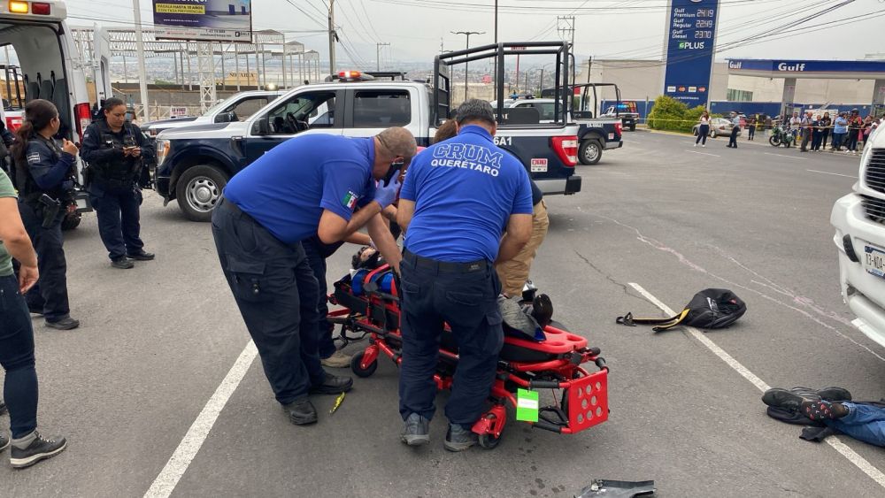 Motociclista fallece en choque contra camión urbano en San Juan del Río.