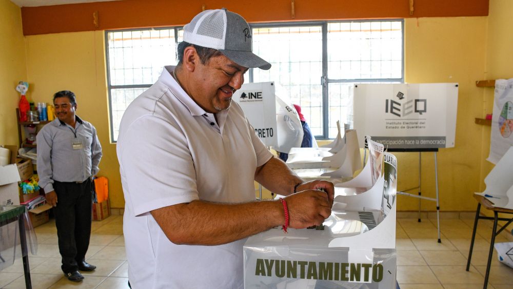 René Mejía Montoya ejerce su voto en Amealco de Bonfil.