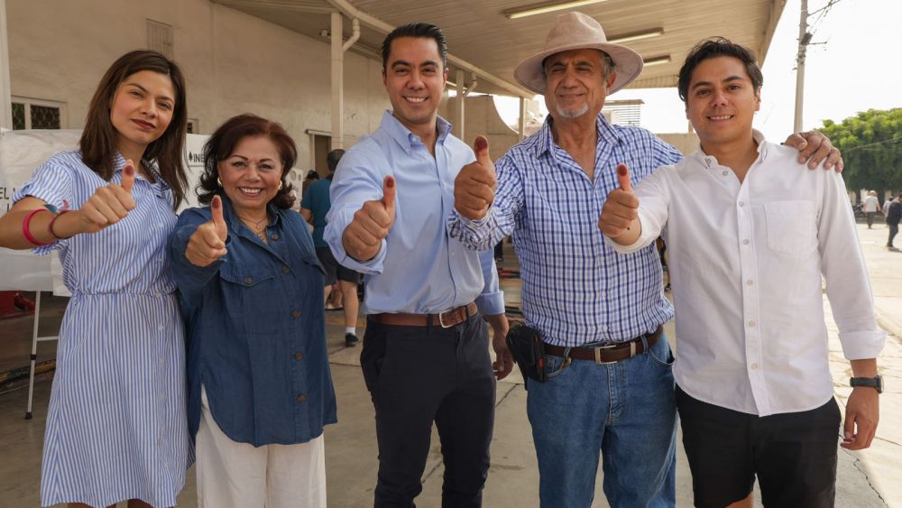 Felifer Macías Vota en Querétaro.