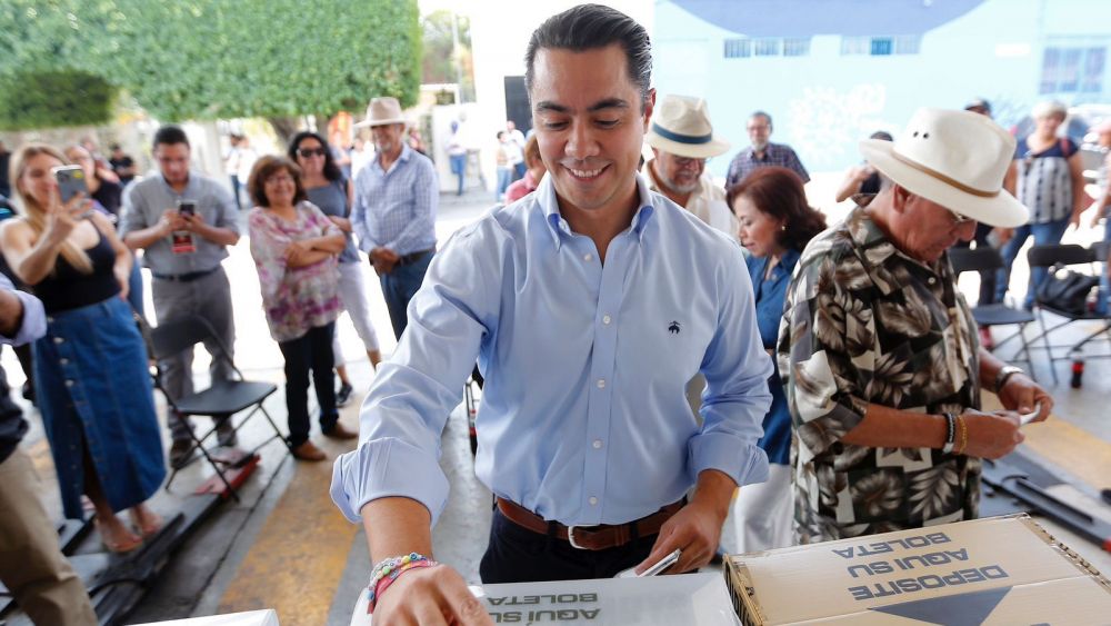 Felifer Macías Vota en Querétaro.