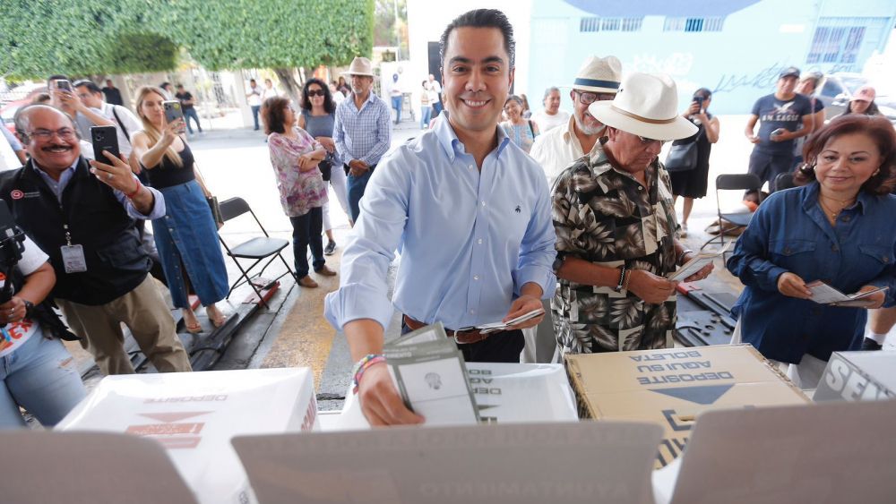 Felifer Macías Vota en Querétaro.