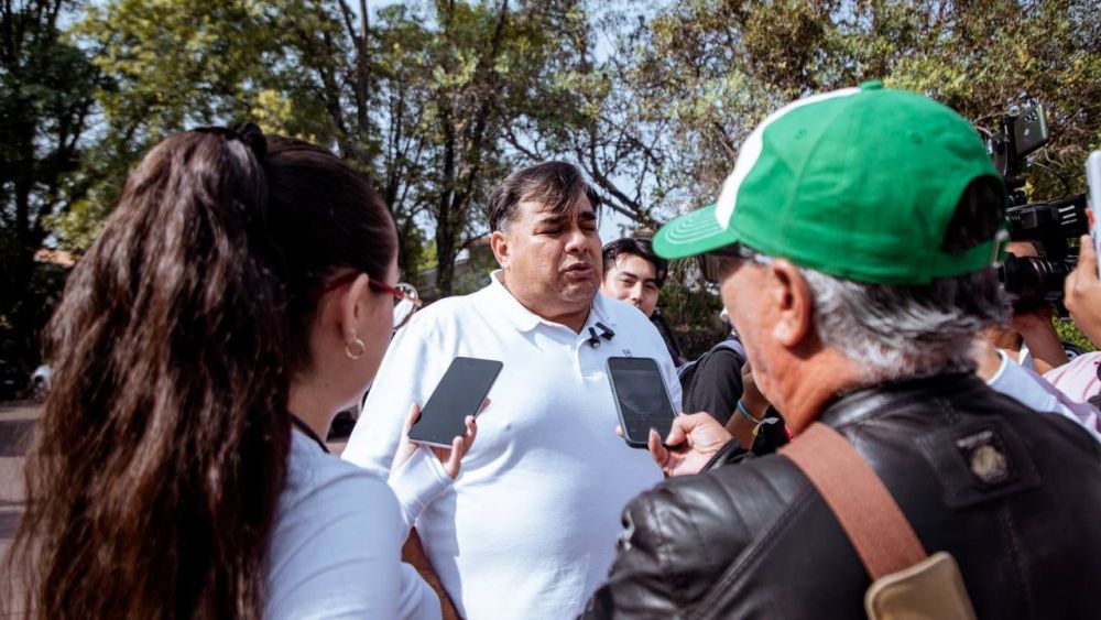 Juan Alvarado Navarrete emite su voto en San Juan del Río.