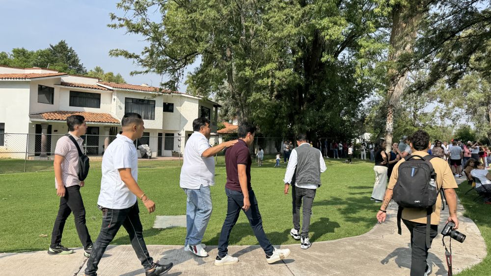 Juan Alvarado Navarrete emite su voto en San Juan del Río.