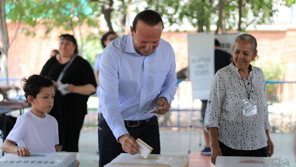 Germaín Garfias alcántara acude a votar en San Juan del Río.