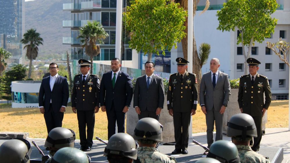 Luis Nava Encabeza Ceremonia de Izamiento de Bandera en Querétaro.