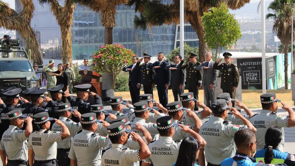 Luis Nava Encabeza Ceremonia de Izamiento de Bandera en Querétaro.