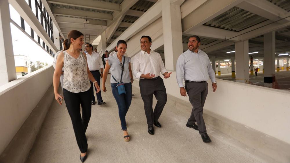 Luis Nava supervisa últimos detalles del estacionamiento de La Cruz.