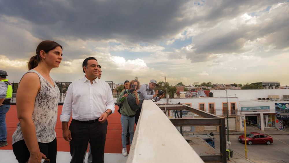 Luis Nava supervisa últimos detalles del estacionamiento de La Cruz.