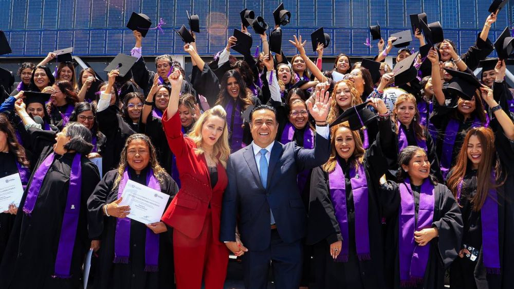 Luis Nava encabeza ceremonia de graduación de la Universidad de las Mujeres.