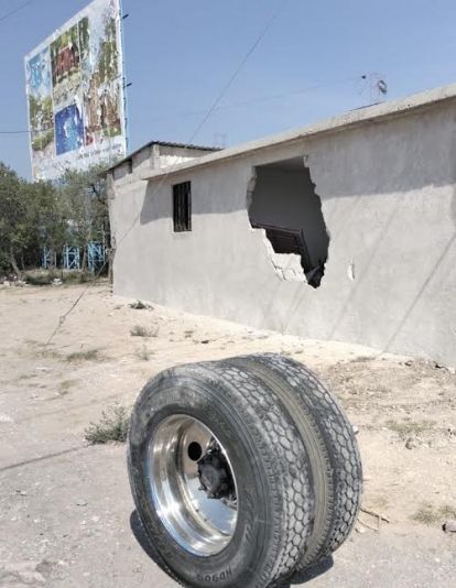 Desprendimiento de llanta de tráiler daña inmueble en San Juan del Río.