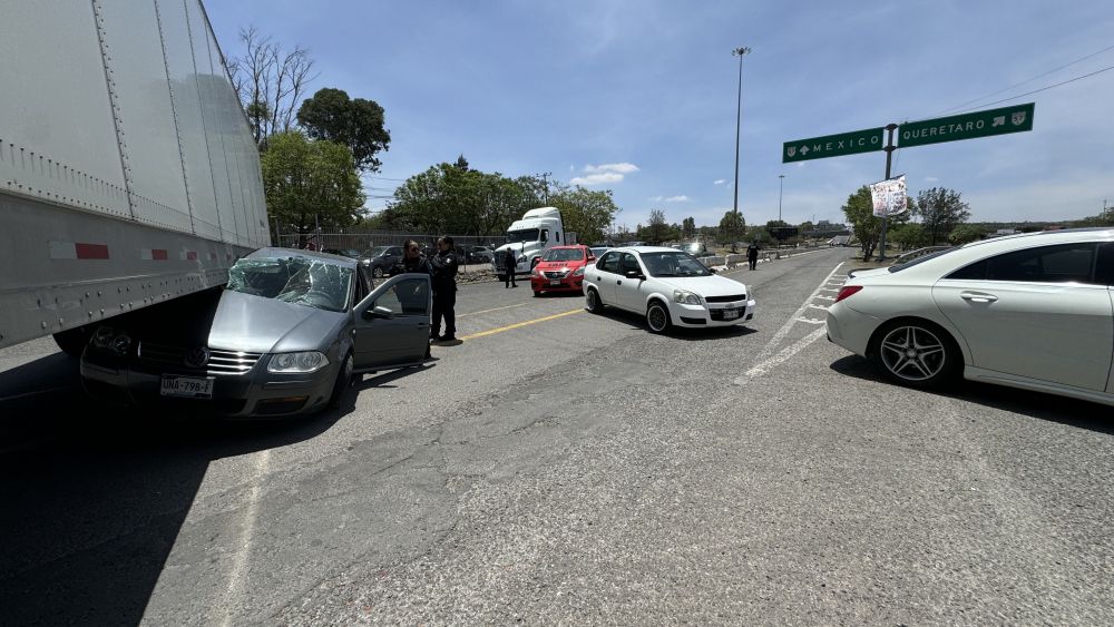 Accidente en la Panamericana causa caos val en San Juan del Río.