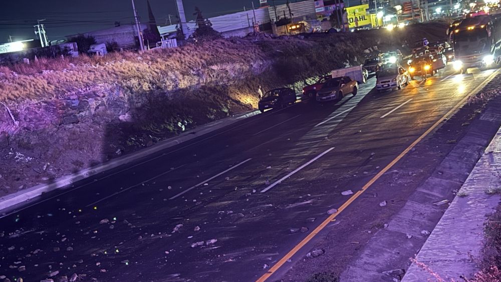 Bloquean Autopista México-Querétaro por muerte de menor.