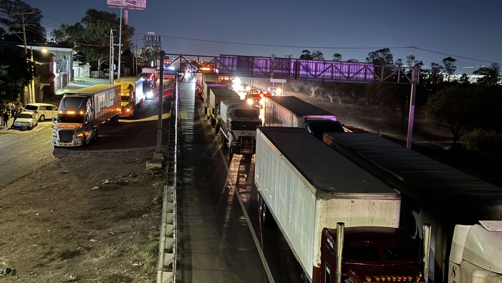 Bloquean Autopista México-Querétaro por muerte de menor.