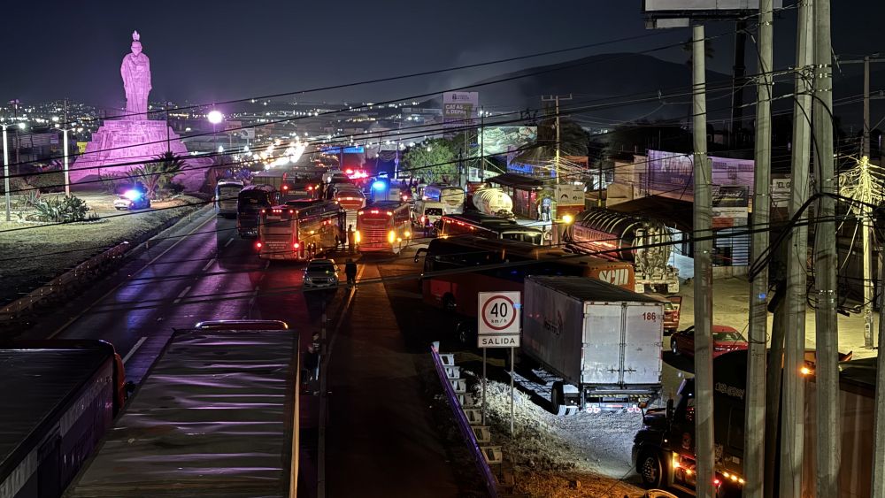 Bloquean Autopista México-Querétaro por muerte de menor.