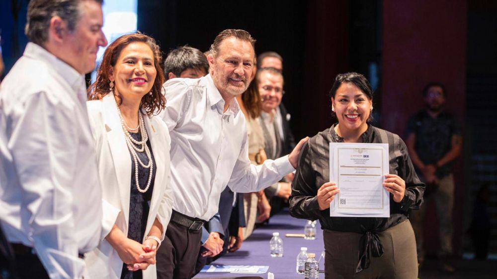 Programa de Bachillerato para Adultos de Querétaro: 685 Graduados Celebran su Éxito.