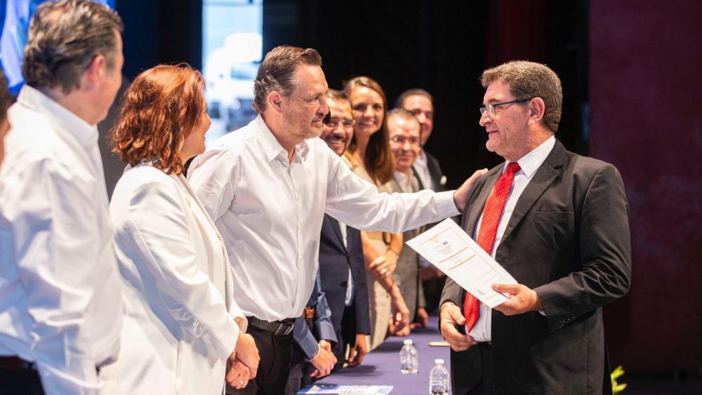 Programa de Bachillerato para Adultos de Querétaro: 685 Graduados Celebran su Éxito.