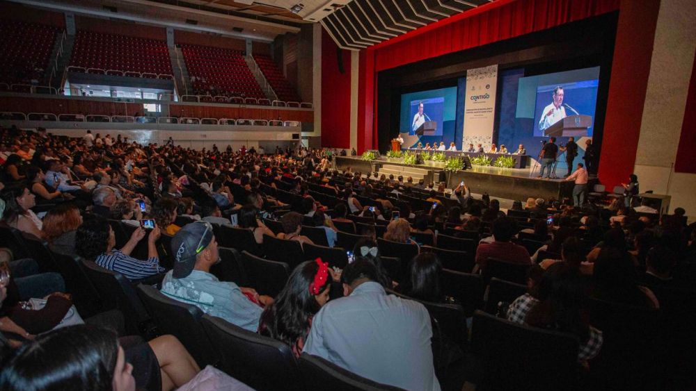 Programa de Bachillerato para Adultos de Querétaro: 685 Graduados Celebran su Éxito.