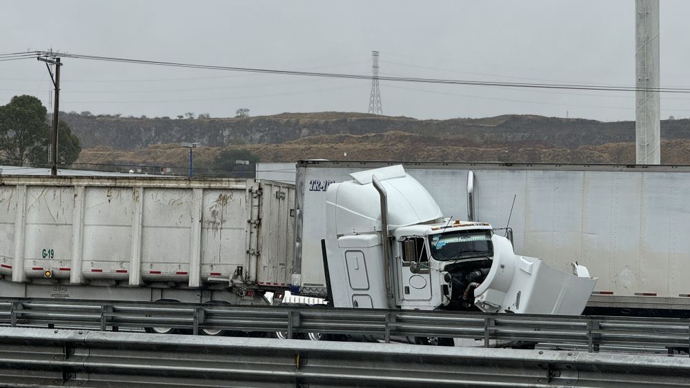 Incrementan accidentes en la Autopista México-Querétaro por lluvias.