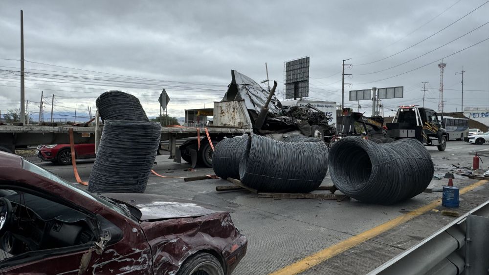 Tráiler impacta vehículo en la Autopista México-Querétaro.