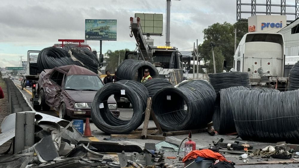 Tráiler impacta vehículo en la Autopista México-Querétaro.