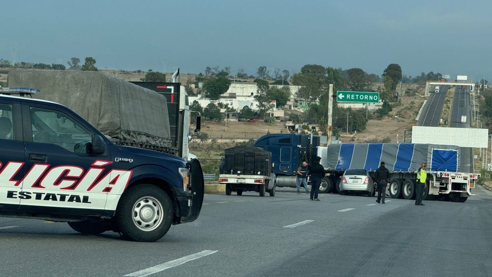 Accidente en la carretera Federal 45 entre tráiler y Chevrolet.