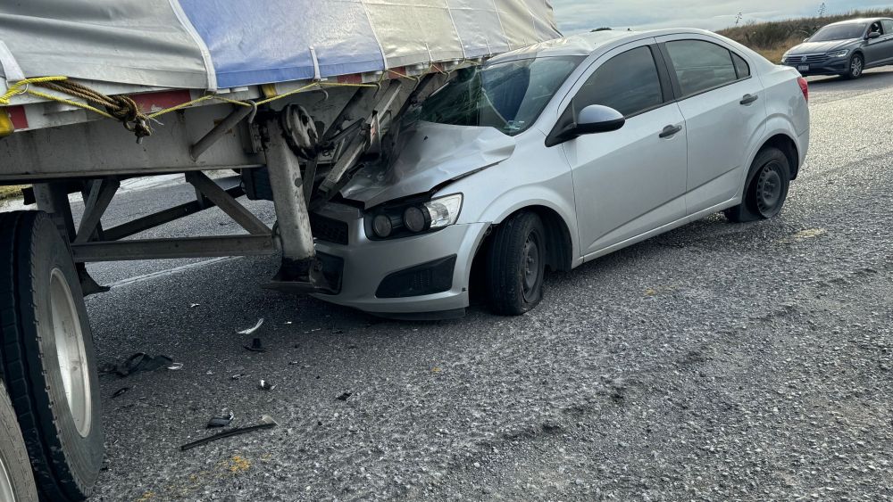 Accidente en la carretera Federal 45 entre tráiler y Chevrolet.