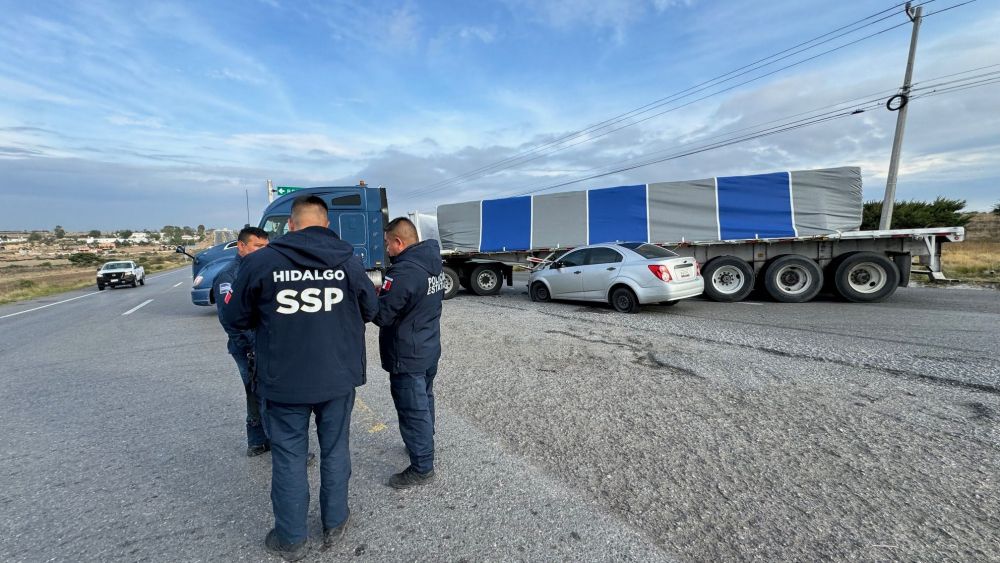 Accidente en la carretera Federal 45 entre tráiler y Chevrolet