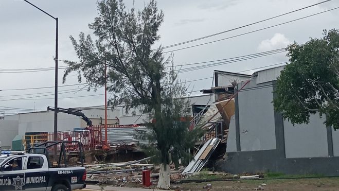 Fuerte lluvia derrumba barda de Planta Coca-Cola en San Juan del Río.