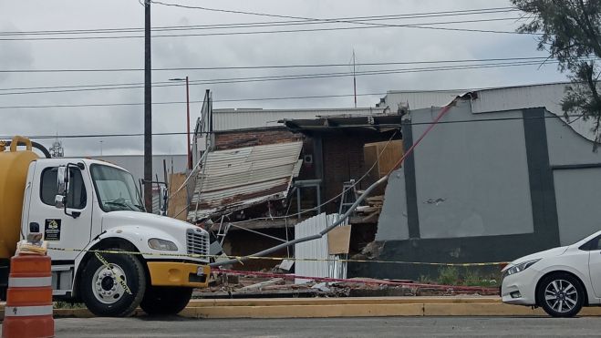 Fuerte lluvia derrumba barda de Planta Coca-Cola en San Juan del Río.