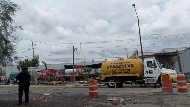 Fuerte lluvia derrumba barda de Planta Coca-Cola en San Juan del Río.