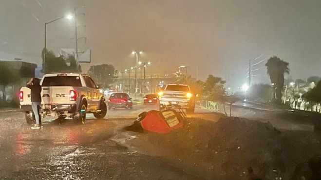 Fuerte lluvia derrumba barda de Planta Coca-Cola en San Juan del Río.