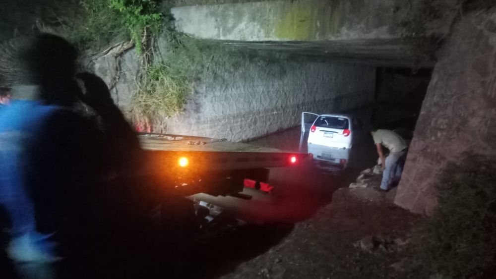 Inundación de puente afecta a San Francisco y Palma de Romero.