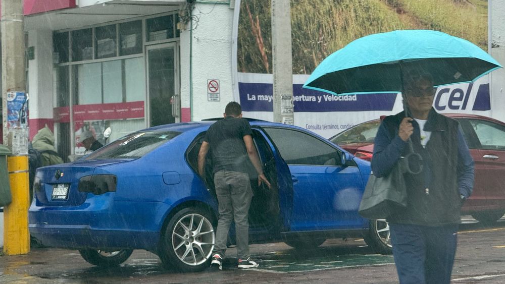 El desafío diario de cumplir con las labores bajo la lluvia.