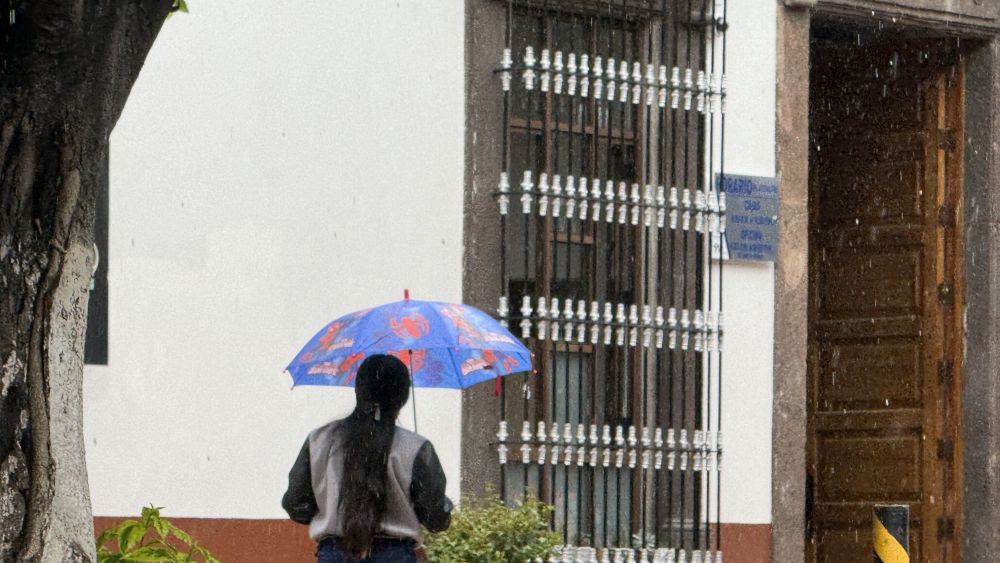 El desafío diario de cumplir con las labores bajo la lluvia.