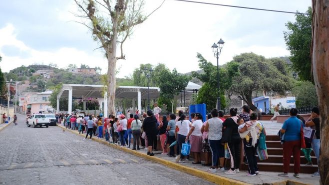  Entrega de jitomates y melones a familias de Santa Rosa Xajay.