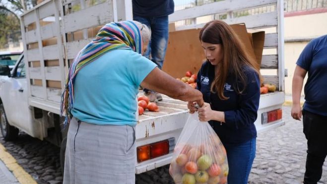  Entrega de jitomates y melones a familias de Santa Rosa Xajay.