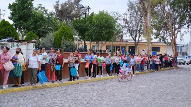  Entrega de jitomates y melones a familias de Santa Rosa Xajay.